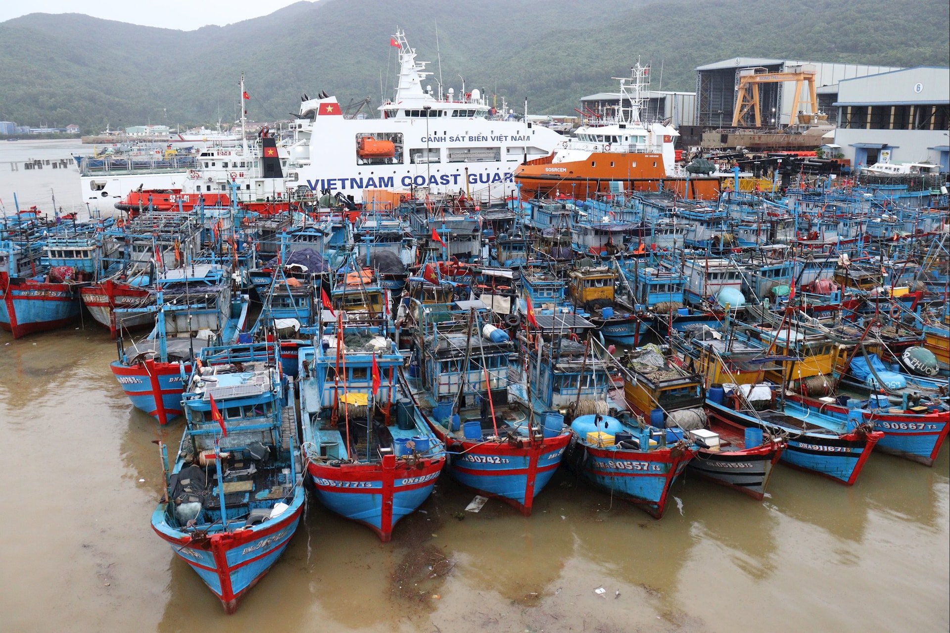 Da Nang város számos halászhajója lehorgonyzott és menedéket keresett a vihar elől a Man Quang-öbölben. Fotó: HOANG HIEP