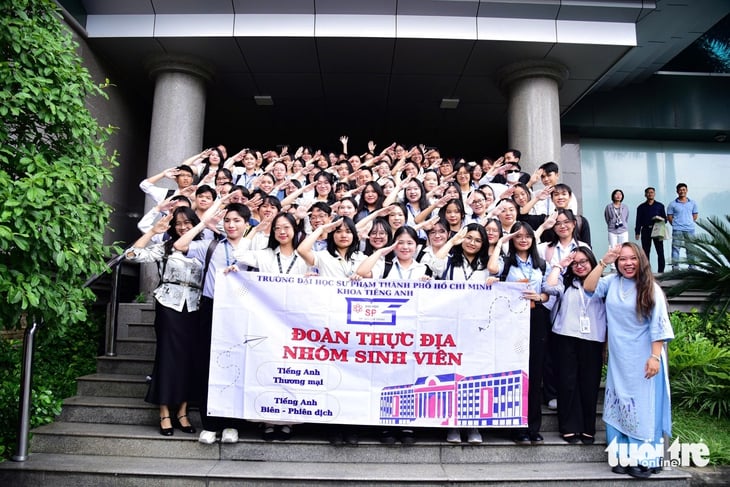 Mahasiswa Universitas Pendidikan Kota Ho Chi Minh belajar tentang proses jurnalisme di Surat Kabar Tuoi Tre - Foto 1. Tuổi Trẻ - Ảnh 1.