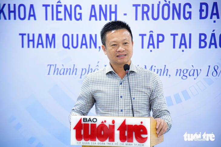 Mahasiswa Universitas Pendidikan Kota Ho Chi Minh belajar tentang proses jurnalisme di Surat Kabar Tuoi Tre - Foto 2. Sinh viên Trường ĐH Sư phạm TP.HCM tìm hiểu quy trình làm báo tại báo Tuổi Trẻ - Ảnh 2.