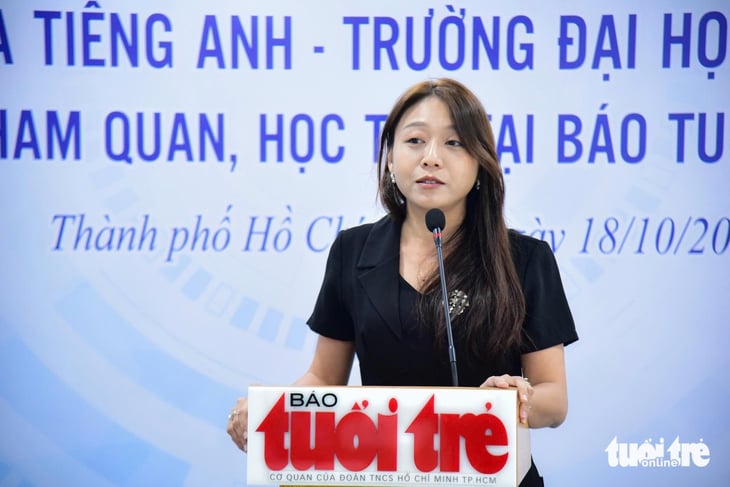 Mahasiswa Universitas Pendidikan Kota Ho Chi Minh belajar tentang proses jurnalisme di Surat Kabar Tuoi Tre - Foto 3. Sinh viên Trường ĐH Sư phạm TP.HCM tìm hiểu quy trình làm báo tại báo Tuổi Trẻ - Ảnh 3.