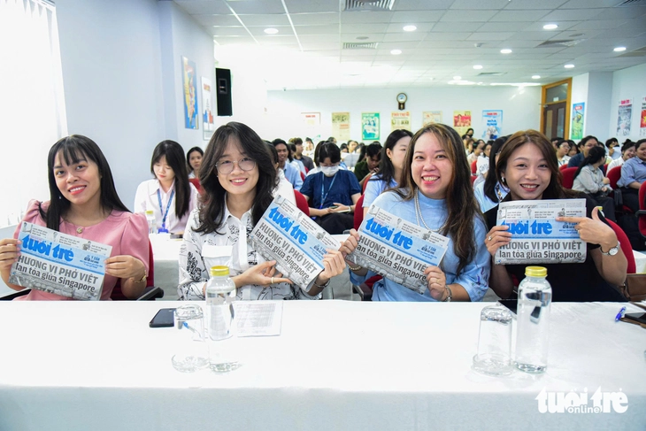 Mahasiswa Universitas Pendidikan Kota Ho Chi Minh belajar tentang proses jurnalisme di Surat Kabar Tuoi Tre - Foto 4. Tuổi Trẻ - Ảnh 4.