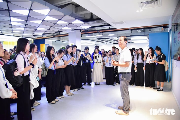 Mahasiswa Universitas Pendidikan Kota Ho Chi Minh belajar tentang proses jurnalisme di Surat Kabar Tuoi Tre - Foto 5. Sinh viên Trường ĐH Sư phạm TP.HCM tìm hiểu quy trình làm báo tại báo Tuổi Trẻ - Ảnh 5.