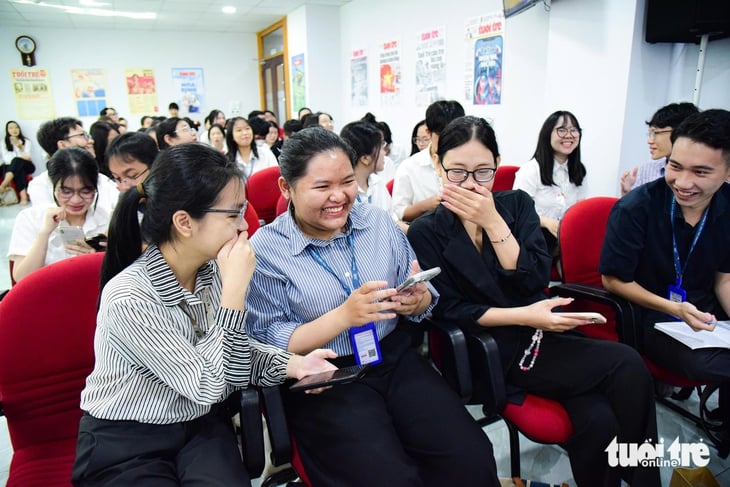 Mahasiswa Universitas Pendidikan Kota Ho Chi Minh belajar tentang proses jurnalisme di Surat Kabar Tuoi Tre - Foto 6. Sinh viên Trường ĐH Sư phạm TP.HCM tìm hiểu quy trình làm báo tại báo Tuổi Trẻ - Ảnh 6.