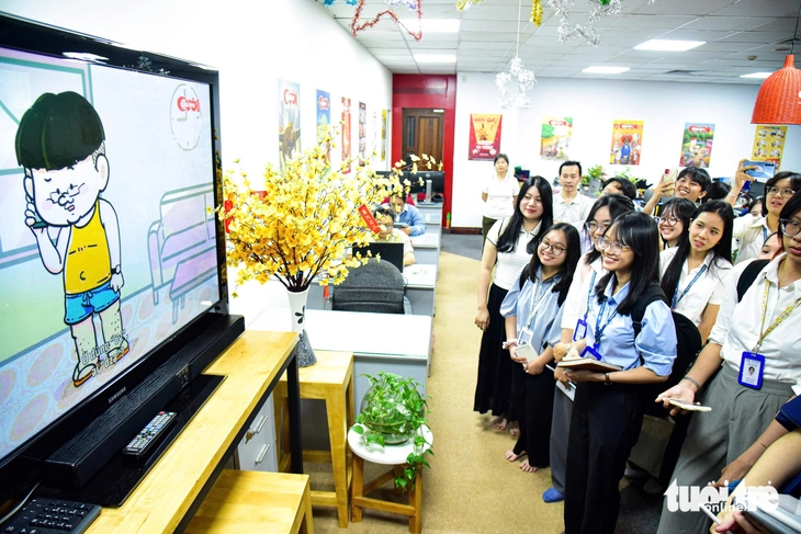 Mahasiswa Universitas Pendidikan Kota Ho Chi Minh belajar tentang proses jurnalisme di Surat Kabar Tuoi Tre - Foto 10. Tuổi Trẻ - Ảnh 10.