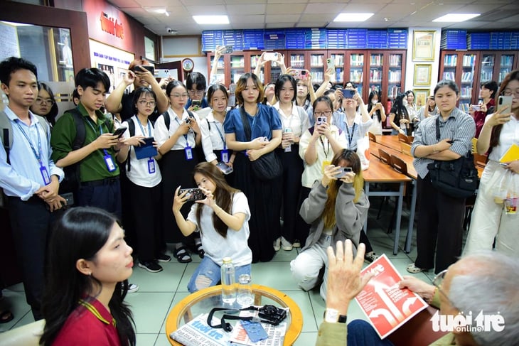 Mahasiswa Universitas Pendidikan Kota Ho Chi Minh belajar tentang proses jurnalisme di Surat Kabar Tuoi Tre - Foto 11. Sinh viên Trường ĐH Sư phạm TP.HCM tìm hiểu quy trình làm báo tại báo Tuổi Trẻ - Ảnh 11.