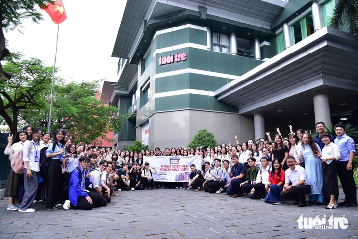 Mahasiswa Universitas Pendidikan Kota Ho Chi Minh belajar tentang proses jurnalisme di Surat Kabar Tuoi Tre - Foto 13. Sinh viên Trường ĐH Sư phạm TP.HCM tìm hiểu quy trình làm báo tại báo Tuổi Trẻ - Ảnh 13.