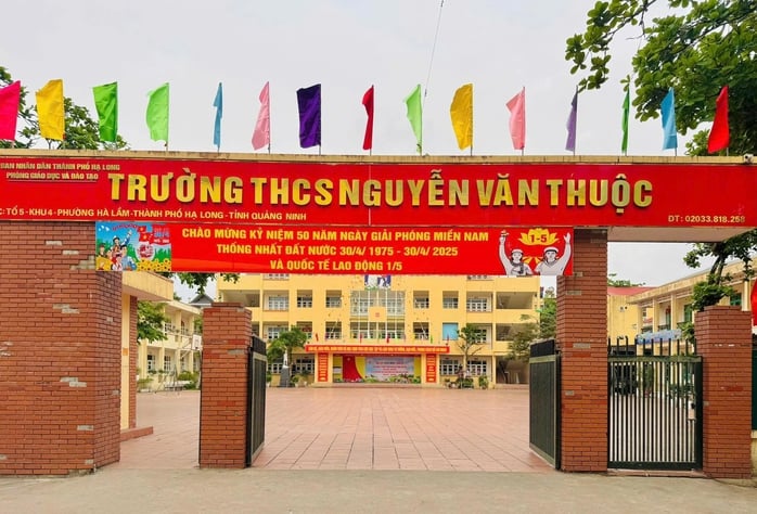 ຜູ້ອຳນວຍການໂຮງຮຽນມັດທະຍົມສຶກສາ ຫງວຽນວັນທ້ວກ ຖືກກ່າວຫາວ່າໄດ້ປ່ຽນແປງຄະແນນຂອງລູກຫຼານຂອງເຈົ້າໜ້າທີ່ໂຮງຮຽນ ຮ່າໂນ້ຍ - ຮູບທີ 1. Hiệu trưởng trường THCS Nguyễn Văn Thuộc bị tố sửa điểm cho con cán bộ phường Hà Lầm - Ảnh 1.