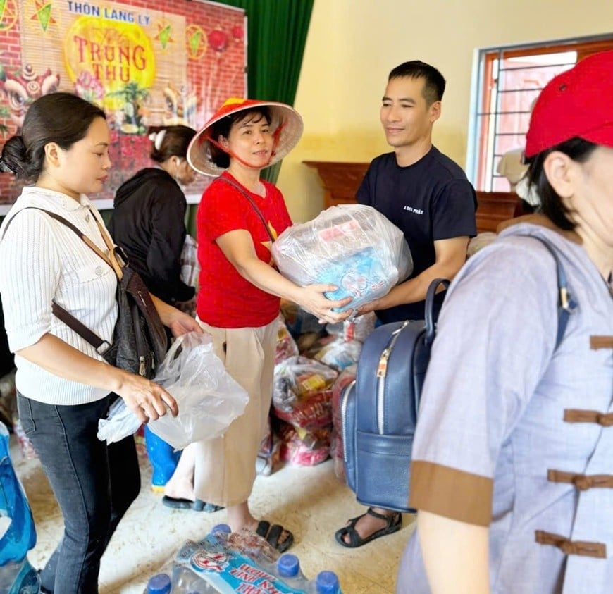 Nhóm thiện nguyện VNV trao các phần đồ cứu trợ cho bà con vùng bị ảnh hưởng bởi bão lũ tại Lạng Sơn.