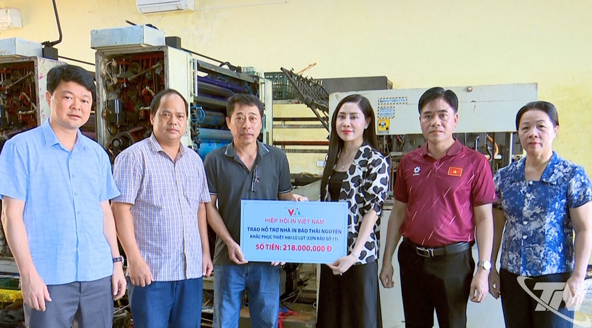 តំណាងសមាគមបោះពុម្ពវៀតណាមបានប្រគល់ជំនួយដល់រោងពុម្ព កាសែត វិទ្យុ និងទូរទស្សន៍ថៃ ង្វៀន ដែលមានទឹកប្រាក់ចំនួន ២១៨ លានដុង។