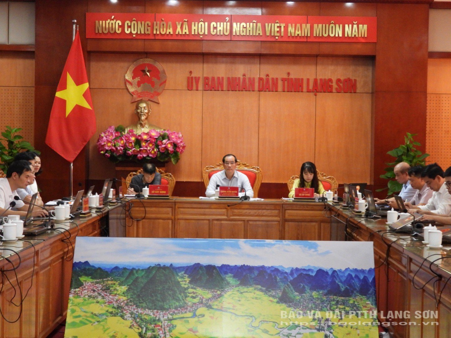 Komrad Duong Xuan Huyen, Naib Pengerusi Tetap Jawatankuasa Rakyat Wilayah menghadiri di titik jambatan Lang Son.