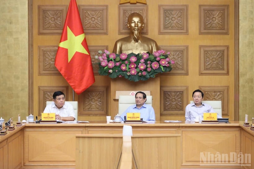 នាយករដ្ឋមន្ត្រី Pham Minh Chinh ធ្វើជាអធិបតីកិច្ចប្រជុំគណៈកម្មាធិការអចិន្ត្រៃយ៍រដ្ឋាភិបាល។ (រូបថត៖ ត្រាន់ ហៃ)