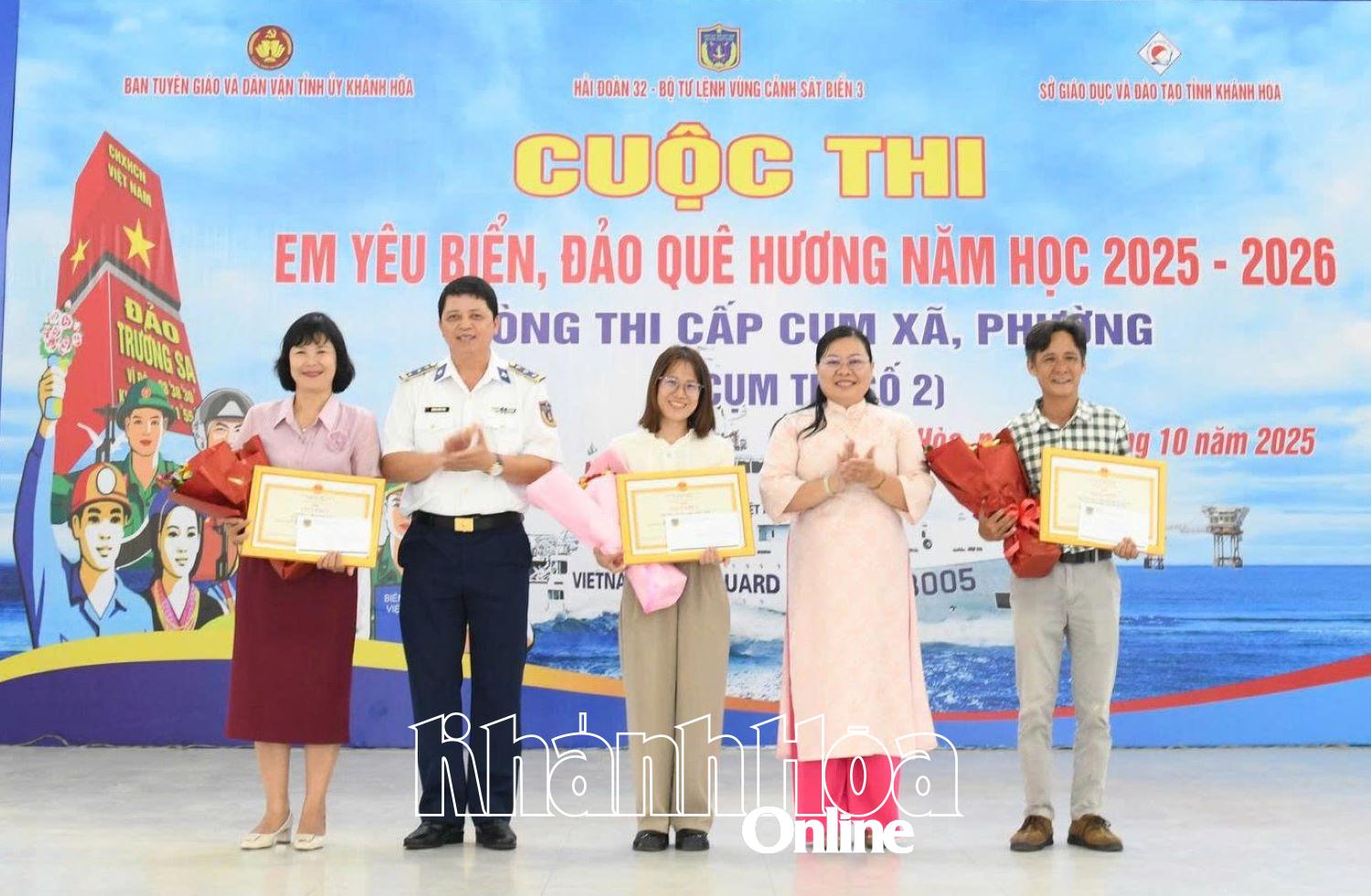 Ban tổ chức trao giải tập thể cho các trường.