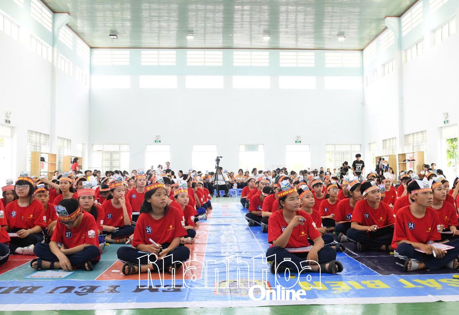 Các thí sinh hào hứng, tự tin bước vào phần thi.