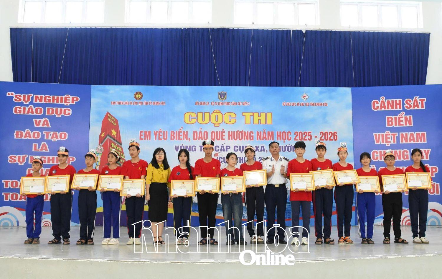 Ban tổ chức trao giấy chứng nhận cho các thí sinh đạt thành tích cao.