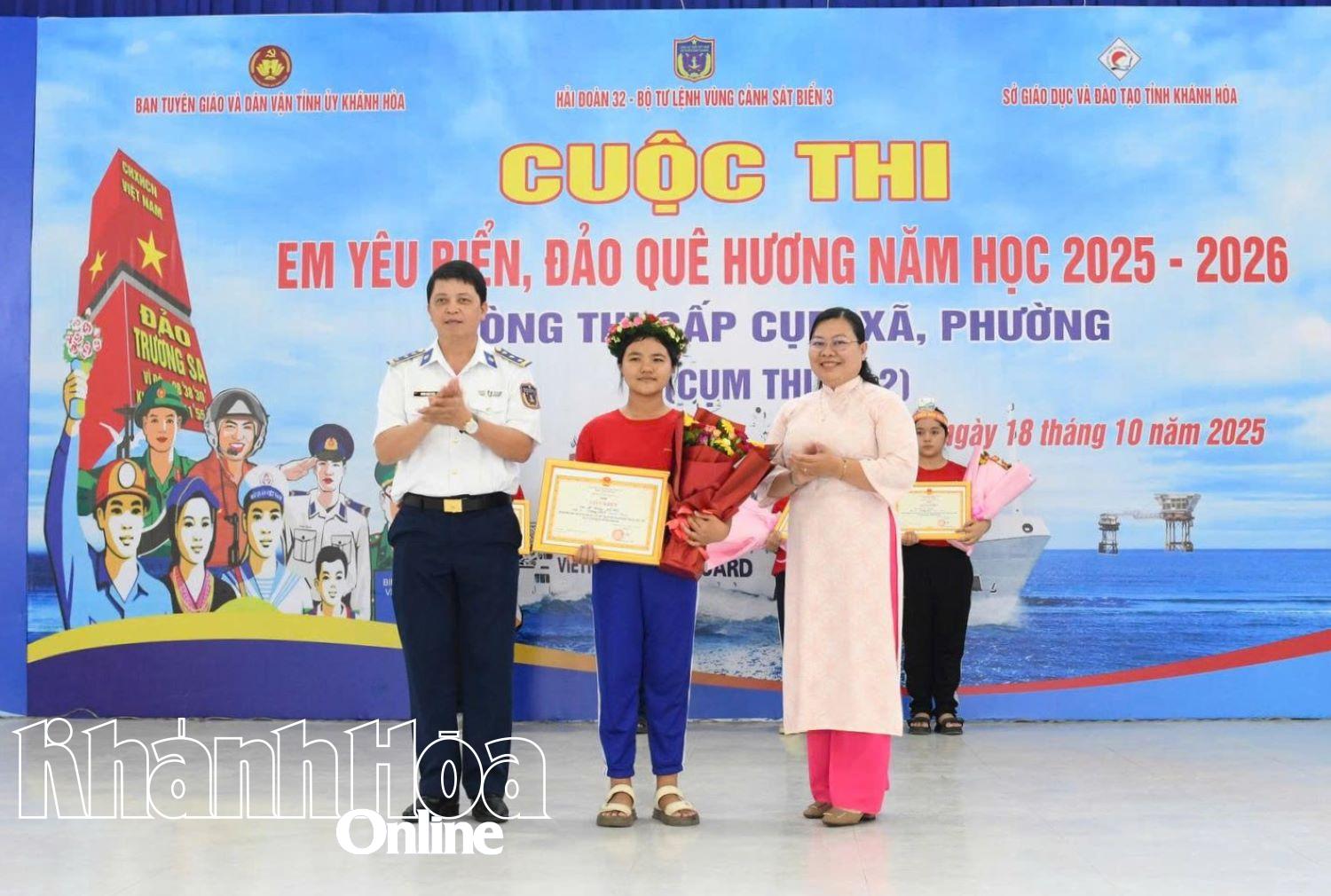 Ban tổ chức trao các giải cá nhân.