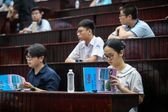 Memperbaiki skor kandidat dalam tes penilaian kompetensi: Universitas Nasional Kota Ho Chi Minh menemukan 'kesalahan' - Foto 1. Sửa điểm thí sinh thi đánh giá năng lực: ĐH Quốc gia TP.HCM phát hiện ‘sơ sót’- Ảnh 1.