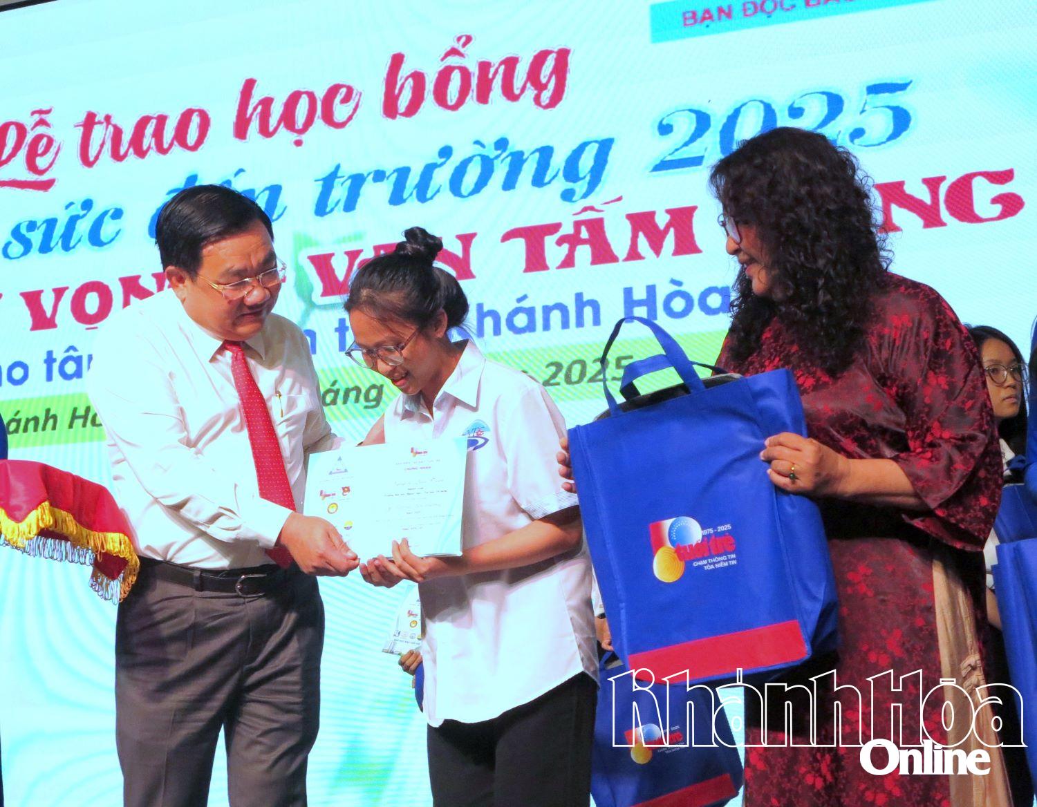 សមមិត្ត Trinh Minh Hoang និងលោកស្រី Tran Gia Bao បានប្រគល់អាហារូបករណ៍ពីកាសែត Tuoi Tre ដល់និស្សិតថ្មី។