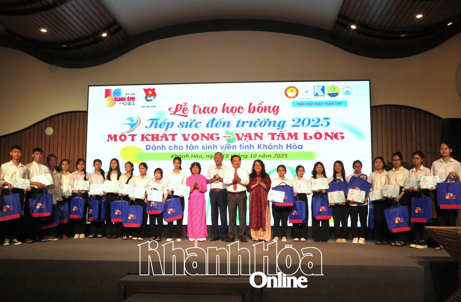 និស្សិតថ្មីទទួលបានអាហារូបករណ៍។