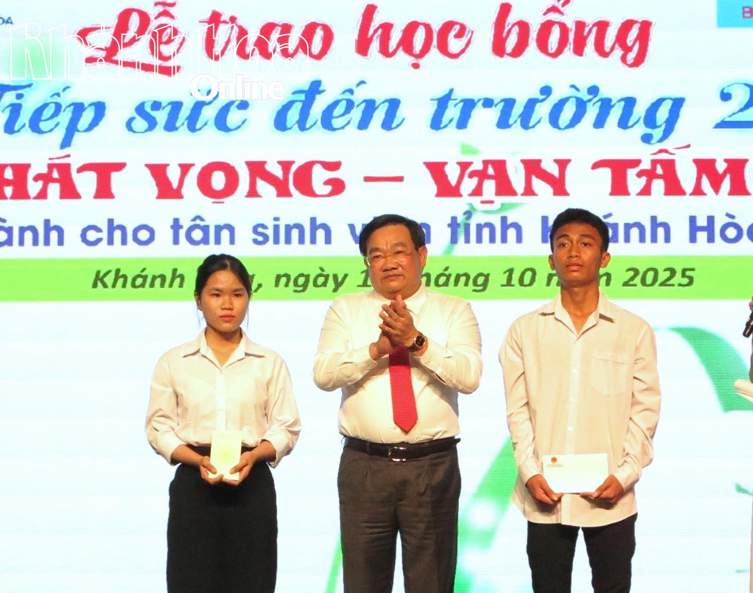 សមមិត្ត Trinh Minh Hoang បានផ្តល់អាហារូបករណ៍ដល់និស្សិតថ្មីពីររូបដែលមានស្ថានភាពលំបាកជាពិសេស។