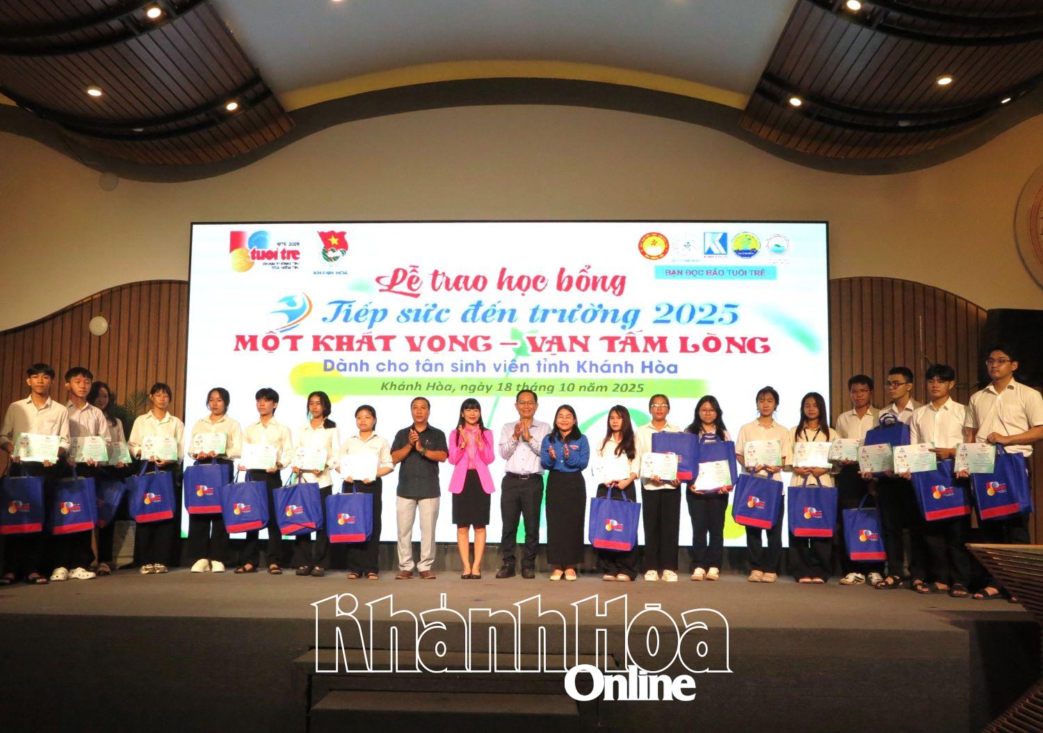 តំណាងអ្នកឧបត្ថម្ភនិងអ្នករៀបចំកម្មវិធីបានផ្តល់អាហារូបករណ៍ដល់និស្សិតថ្មី។