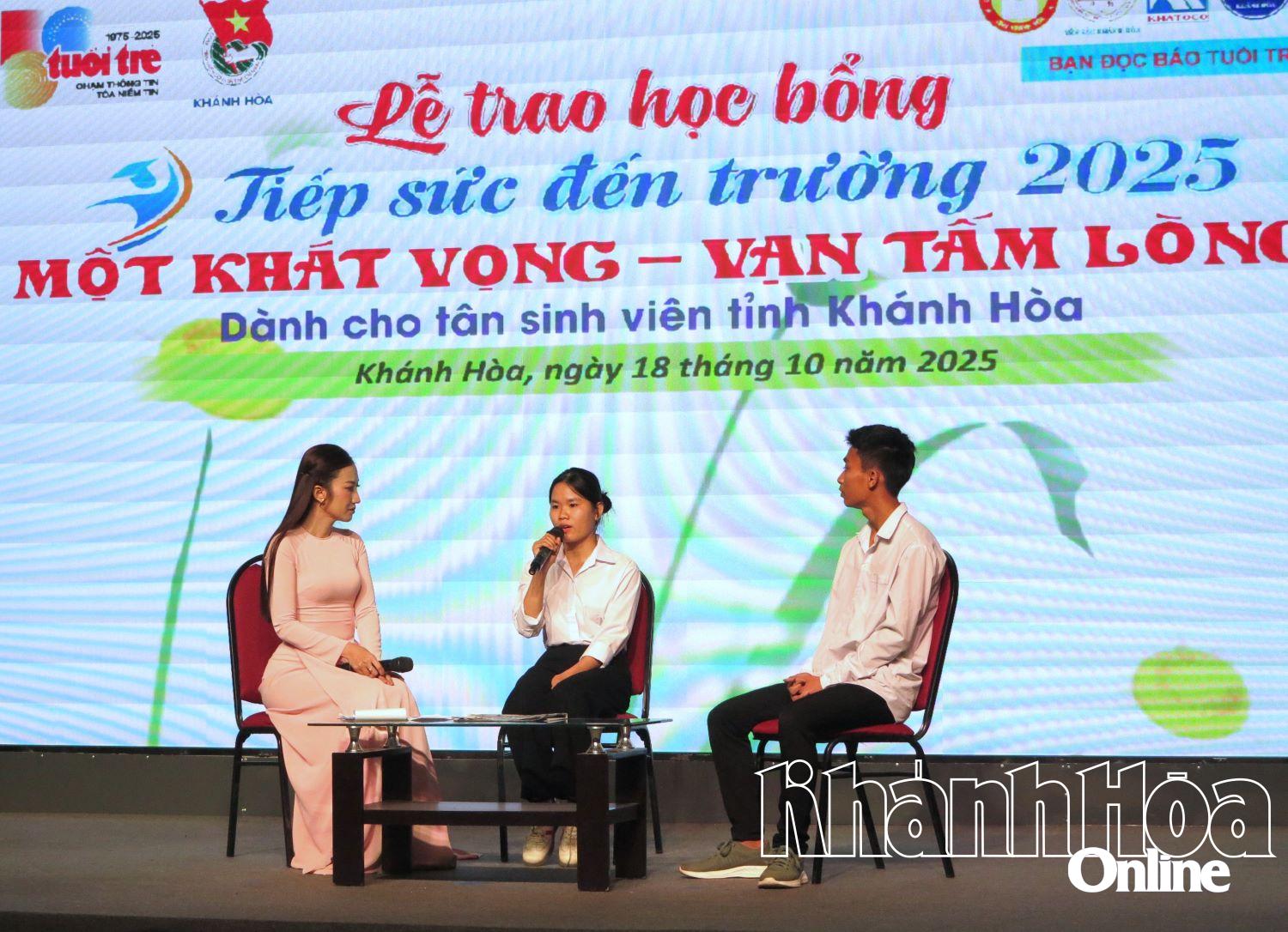 សិស្សថ្មីធ្វើអន្តរកម្ម និងចែករំលែកនៅកម្មវិធី។