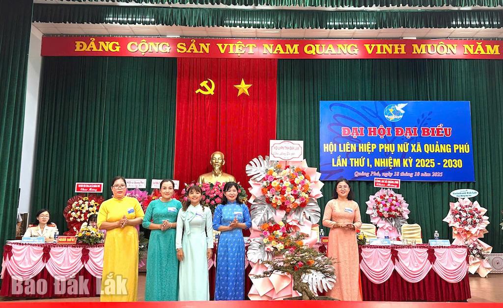 តំណាង​សហព័ន្ធ​នារី​ខេត្ត Dak Lak ជូន​ផ្កា​ដើម្បី​អបអរសាទរ​សមាជ
