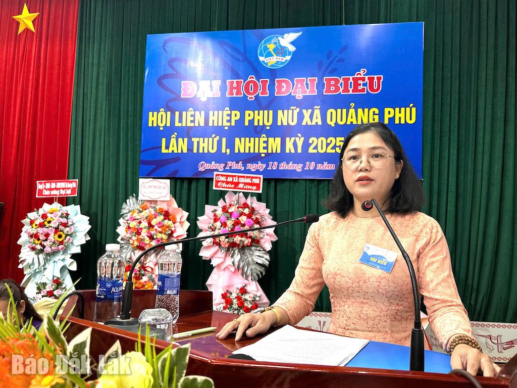 លោកស្រី Nguyen Thi Kim Dung សមាជិកគណៈកម្មាធិការអចិន្ត្រៃយ៍នៃសម្ព័ន្ធនារីខេត្ត Dak Lak ថ្លែងមតិនៅមហាសន្និបាត។