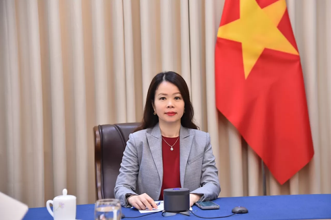 Thứ trưởng Ngoại giao Nguyễn Minh Hằng điện đàm với Tổng thư ký Hội đồng hợp tác vùng Vịnh (GCC) Jasem Mohamed Albudaiwi. (Ảnh: Quang Hòa)
