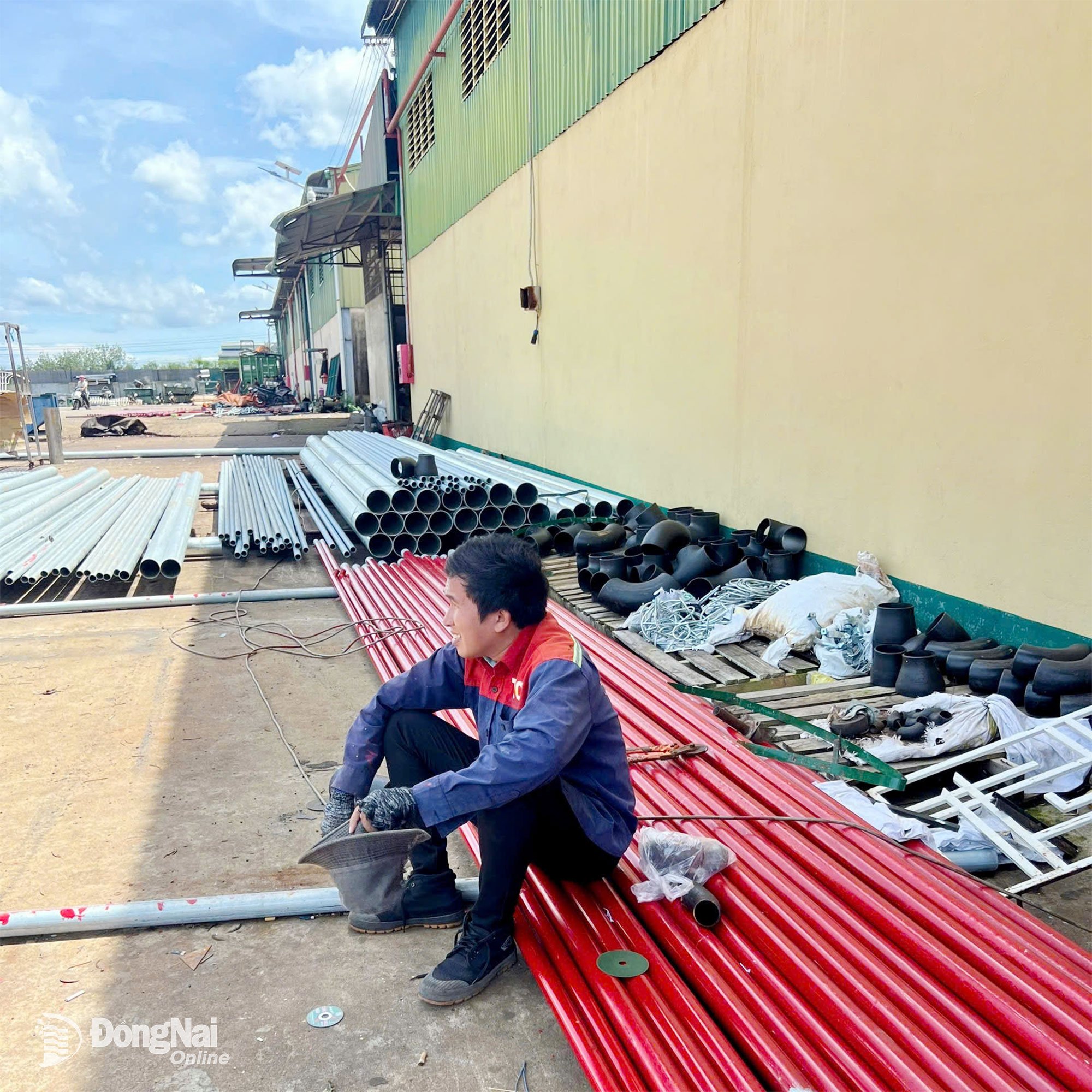 ភ្លៀង​ឬ​ភ្លៀង​កម្មករ​វ័យ​ក្មេង​មិន​ហ៊ាន​ឈប់​ធ្វើ​ការ​ជួល។ ដោយសារតែនៅលើស្មារបស់គាត់ ដេតត្រូវបន្ទុកលើការចំណាយគ្រួសារច្រើនពេក។ រូបថត៖ Thu Hien