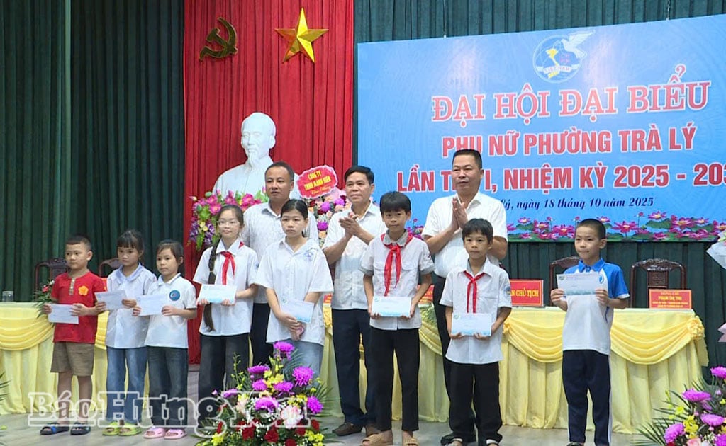 ថ្នាក់ដឹកនាំវួដ ត្រាលី ជូនអំណោយ