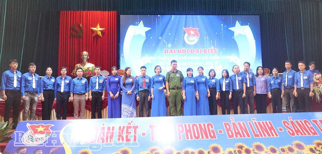 គណៈកម្មាធិការប្រតិបត្តិនៃសម្ព័ន្ធយុវជនកុម្មុយនិស្តហូជីមិញនៃឃុំ Kien Xuong អាណត្តិ 2025 - 2030 បានណែនាំខ្លួនទៅកាន់សភា។ រូបថត៖ ធុយ