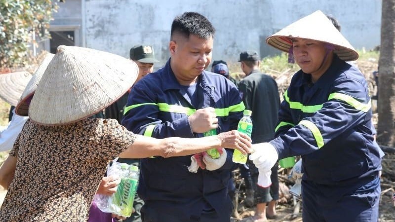 Penduduk kampung Ngo Dao, komune Da Phuc membawa air minuman untuk menyokong pegawai dan askar.