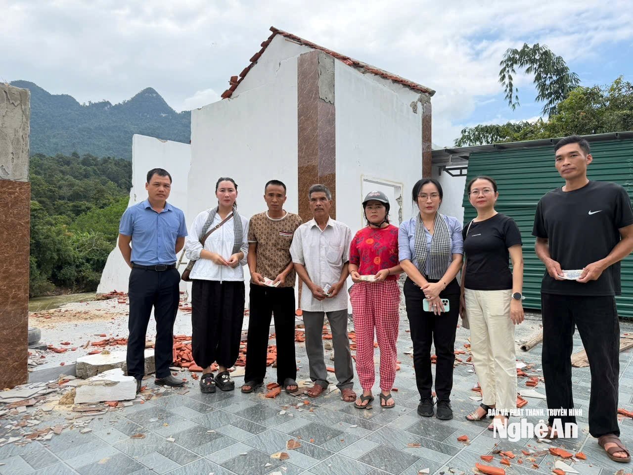 tặng cho hộ gia đình bị trôi hoàn toàn nhà sau cơn bão số 10
