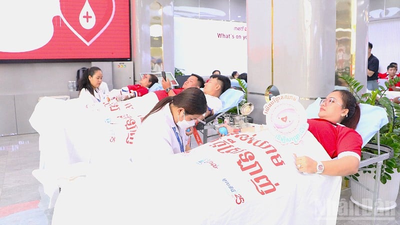2025 रक्तदान महोत्सव को बड़ी संख्या में उपस्थित लोगों से उत्साहजनक प्रतिक्रिया मिली। (फोटो: HUY VU)