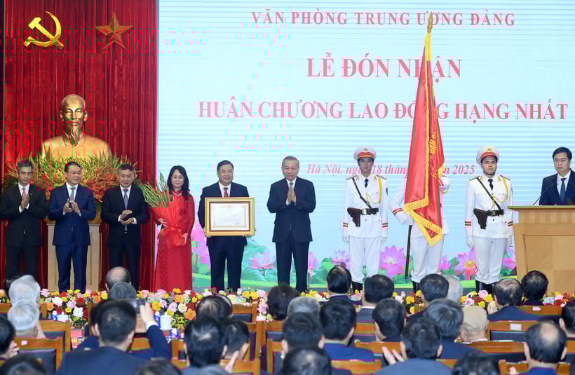 Tổng Bí thư Tô Lâm trao Huân chương Lao động hạng Nhất tặng Văn phòng Trung ương Đảng. (Ảnh ĐĂNG KHOA)