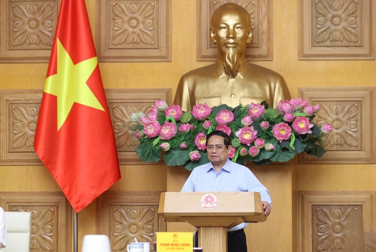 Premierminister Pham Minh Chinh leitete eine Sitzung des Ständigen Regierungsausschusses, um gemeinsam mit Verbänden und Unternehmen Schwierigkeiten und Hindernisse bei der Standardisierung und Konformität von Produkten und Waren zu beseitigen – Foto: VGP/Nhat Bac  
