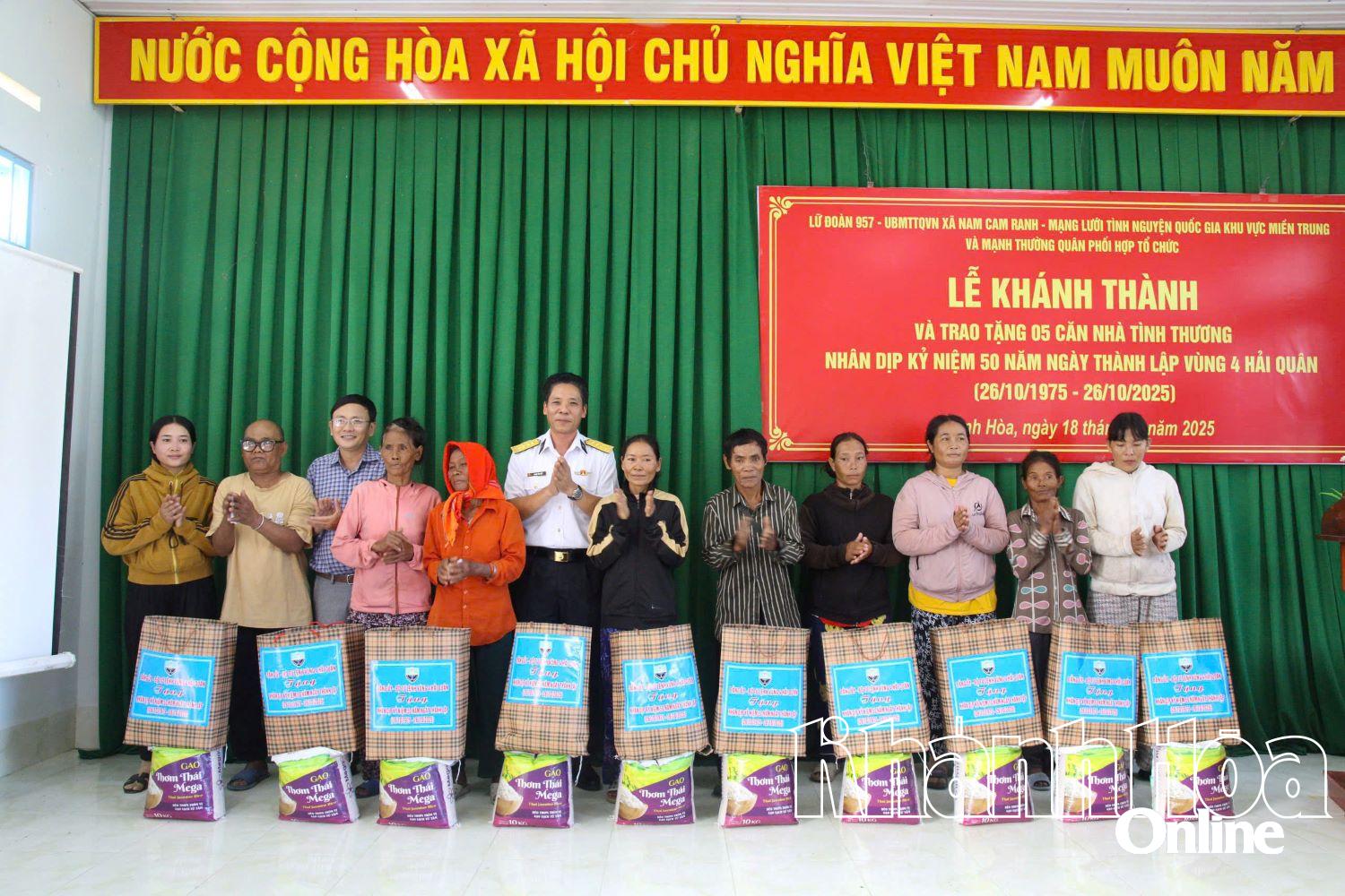 Oberst Pham Van Ket überreicht Familien in schwierigen Lebenslagen Geschenke.