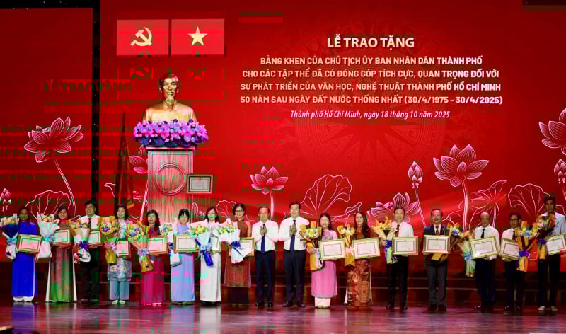 Das Ministerium für Kultur und Sport von Ho-Chi-Minh-Stadt wurde mit der First Class Labor Medal geehrt -0