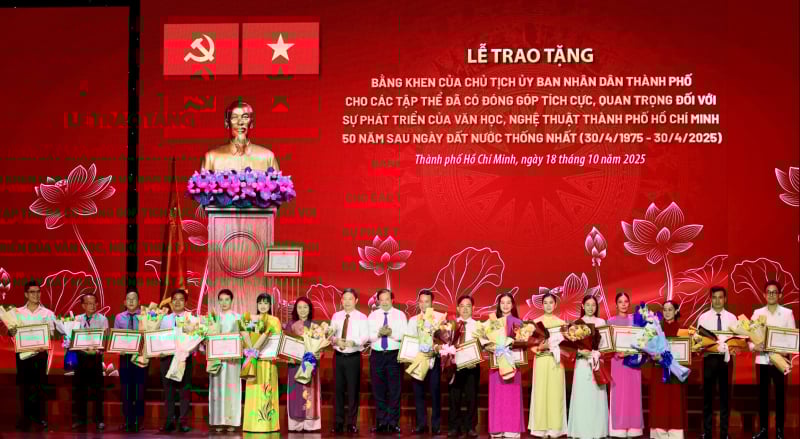 Das Ministerium für Kultur und Sport von Ho-Chi-Minh-Stadt wurde mit der First Class Labor Medal geehrt -0