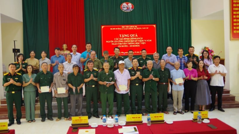 ចែកអំណោយដល់គ្រួសារគោលនយោបាយ និងអ្នកមានបុណ្យក្នុងឃុំ។