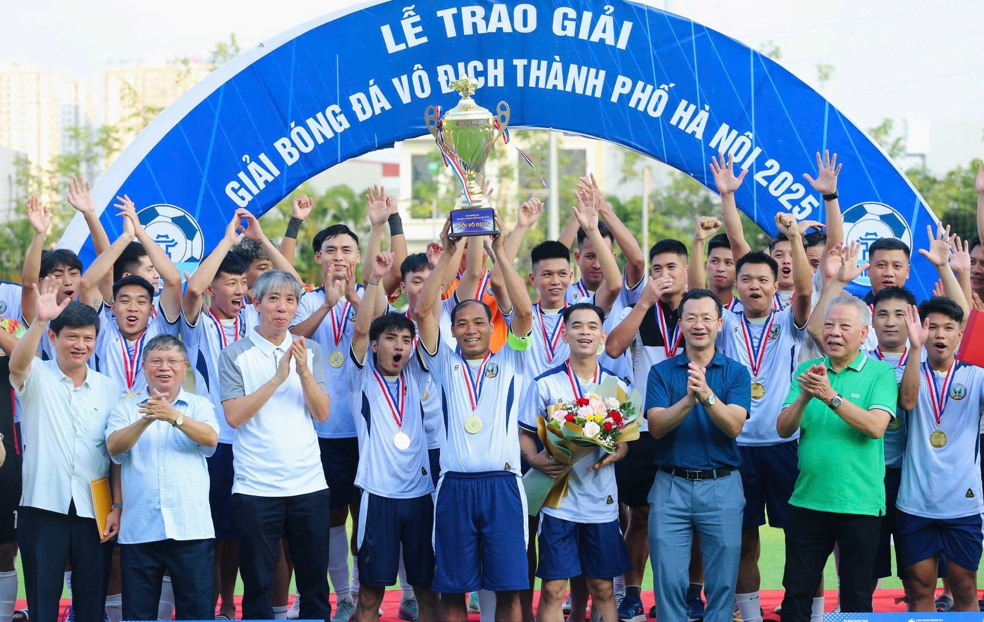 18-hoai-duc-cup-vo-dich.jpg