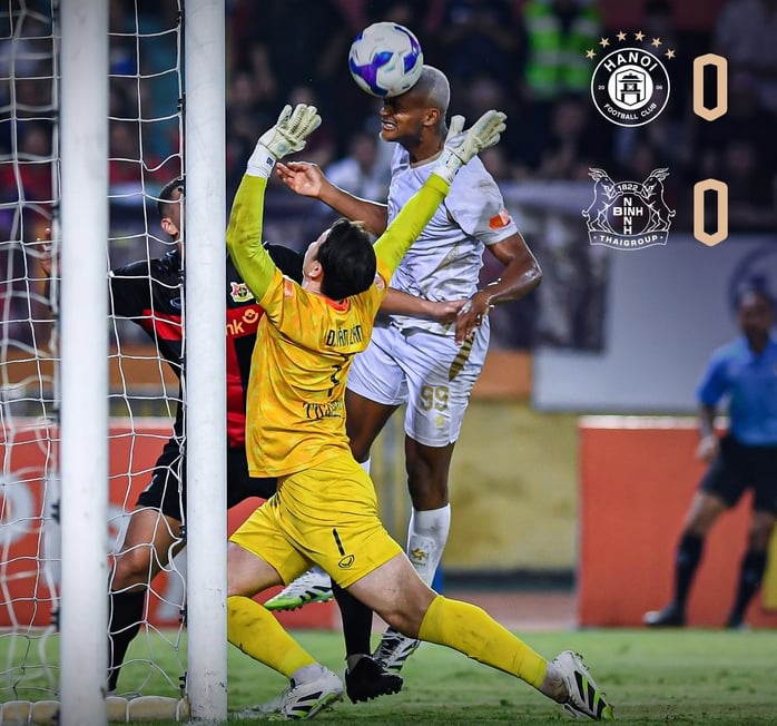 Huyền thoại Premier League nhận thất bại trong ngày ra mắt V-League - Ảnh 1.