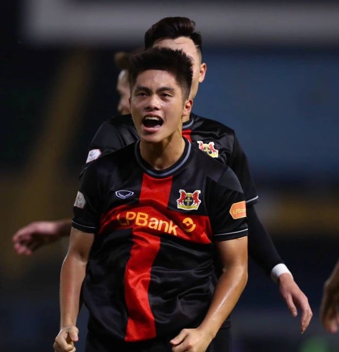 Huyền thoại Premier League nhận thất bại trong ngày ra mắt V-League - Ảnh 2.