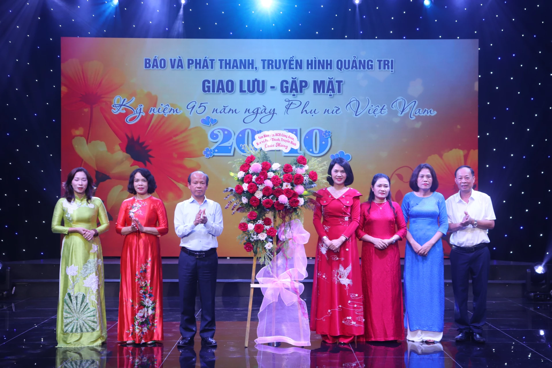សមមិត្ត Vo Nguyen Thuy ជូនកម្រងផ្កាជូនតំណាងសម្ព័ន្ធសមាគមនារីនៃកាសែត និងវិទ្យាល័យ Quang Tri - រូបថត៖ T.P