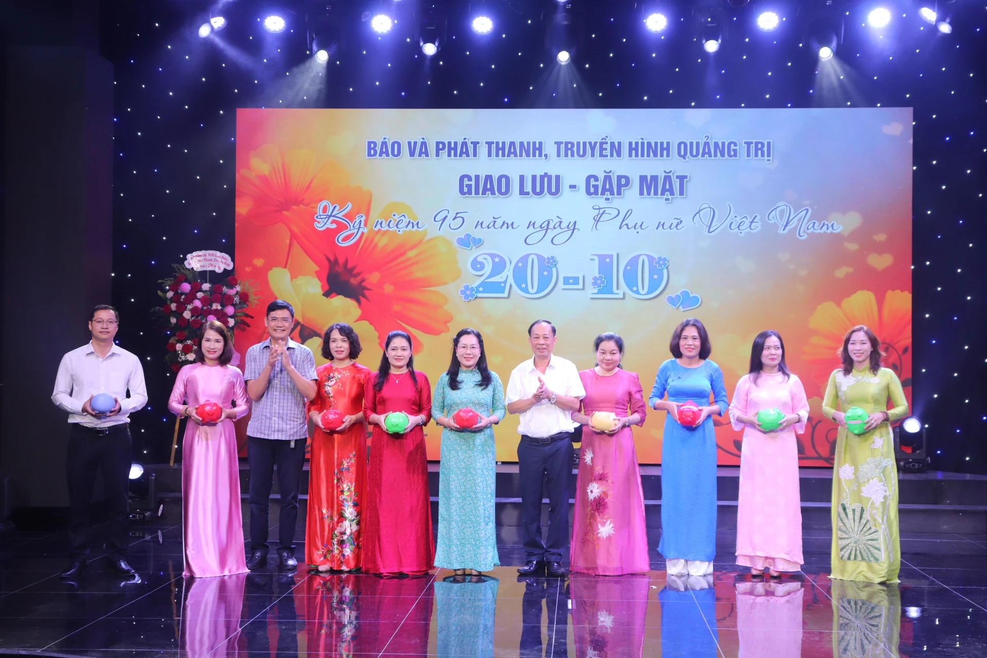 គណៈកម្មាធិការប្រតិបត្តិនៃសហភាពសារព័ត៌មាន និងទូរទស្សន៍ Quang Tri ប្រគល់ធនាគារជ្រូកដល់ក្រុមសហជីព - រូបថត៖ T.P