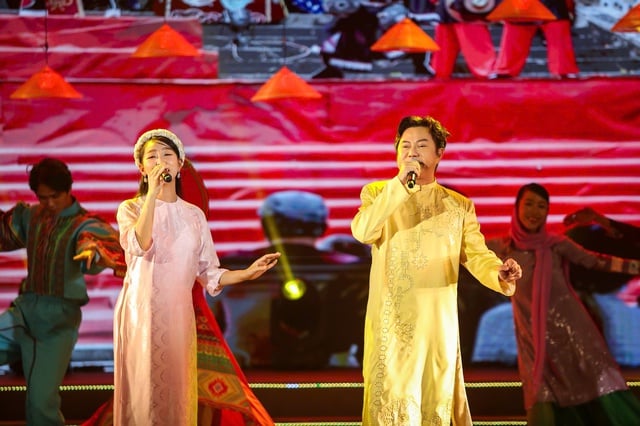 People's Artist Ta Minh Tam and Quoc Dai sing at the opening ceremony of 'Ho Chi Minh City Culture and Arts Days' - Photo 1. NSND Tạ Minh Tâm, Quốc Đại hát khai mạc 'Những ngày VH - NT TP.HCM'- Ảnh 1.