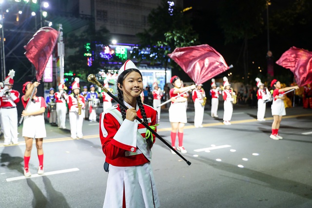 People's Artist Ta Minh Tam and Quoc Dai sing at the opening ceremony of 'Ho Chi Minh City Culture and Arts Days' - Photo 2. NSND Tạ Minh Tâm, Quốc Đại hát khai mạc 'Những ngày VH - NT TP.HCM'- Ảnh 2.