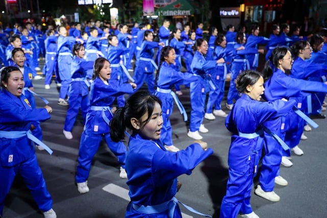 People's Artist Ta Minh Tam and Quoc Dai sing at the opening ceremony of 'Ho Chi Minh City Culture and Arts Days' - Photo 3. NSND Tạ Minh Tâm, Quốc Đại hát khai mạc 'Những ngày VH - NT TP.HCM'- Ảnh 3.