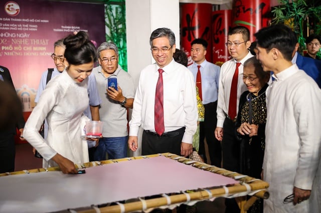 People's Artist Ta Minh Tam and Quoc Dai sing at the opening ceremony of 'Ho Chi Minh City Culture and Arts Days' - Photo 4. NSND Tạ Minh Tâm, Quốc Đại hát khai mạc 'Những ngày VH - NT TP.HCM'- Ảnh 4.