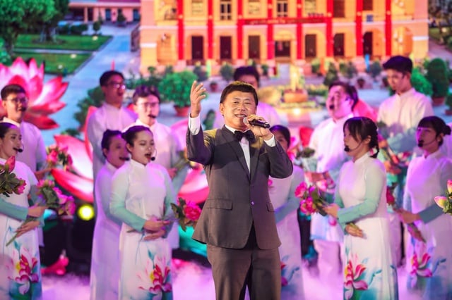 People's Artist Ta Minh Tam and Quoc Dai sing at the opening ceremony of 'Ho Chi Minh City Culture and Arts Days' - Photo 6. NSND Tạ Minh Tâm, Quốc Đại hát khai mạc 'Những ngày VH - NT TP.HCM'- Ảnh 6.